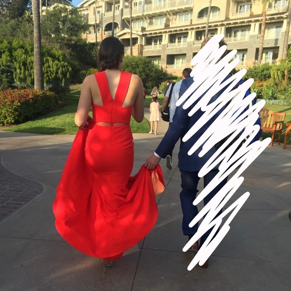 Mignon Vneck Mermaid Gown - Picture 2 of 6